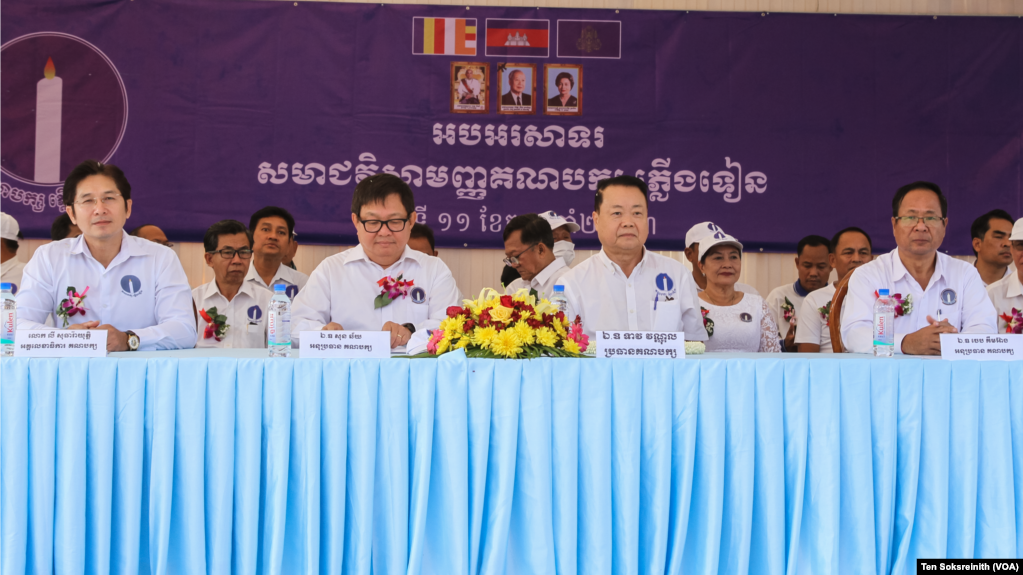 ថ្នាក់ដឹកនាំគណបក្សភ្លើងទៀនមានវត្តមាននៅក្នុងសមាជវិសាមញ្ញរបស់បក្សនេះ ដែលធ្វើឡើងនៅខេត្តសៀមរាប កាលពីថ្ងៃទី ១១ ខែកុម្ភៈ ឆ្នាំ ២០២៣។ (ទែន សុខស្រីនិត/វីអូអេ)