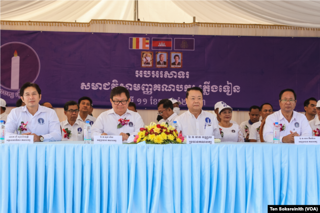ថ្នាក់ដឹកនាំគណបក្សភ្លើងទៀនមានវត្តមាននៅក្នុងសមាជវិសាមញ្ញរបស់បក្សនេះ ដែលធ្វើឡើងនៅខេត្តសៀមរាប កាលពីថ្ងៃទី ១១ ខែកុម្ភៈ ឆ្នាំ ២០២៣។ (ទែន សុខស្រីនិត/វីអូអេ)