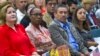 Elisabeth Karba (izq.) de Austria, Jacqueline Powis, de Jamaica, y Arístides Abraham de México, junto a otros inmigrantes en el juramento de naturalización en una ceremonia del Servicio de Ciudadanía e Inmigración de EEUU en Los Ángeles, EEUU, el 20 de septiembre de 2017.