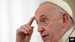 El papa Francisco habla durante una entrevista con The Associated Press en el Vaticano, el martes 24 de enero de 2023.