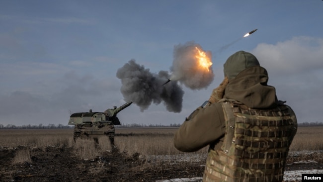 烏克蘭陸軍第43重砲旅軍人在巴赫穆特附近使用德國PzH2000自行榴彈砲向俄軍開火。 (2023年2月5日)
