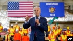 El presidente Joe Biden habla sobre su agenda económica en el LIUNA Training Center, el 8 de febrero de 2023, en DeForest, Wisconsin, EEUU.