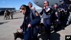 Ekipet amerikane të ndihmave duke mbërritur me një avion të Forcave Ajrore