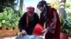 Thaera Arabiyat, pendiri inisiatif bernama 'Grandmothers Dishes by the Hands of Mothers', berdiri bersama seorang sukarelawan saat mereka menyiapkan sup tradisional di Salt, Yordania, 21 Januari 2023. (REUTERS/Jehad Shelbak)