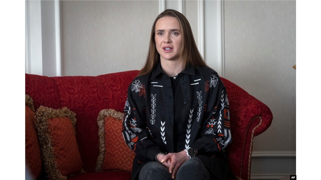 Petenis Ukraina dan peraih medali perunggu Olimpiade, Elina Svitolina dalam wawancara dengan The Associated Press di Kyiv, Ukraina, Rabu, 8 Februari 2023. (AP/Efrem Lukatsky)