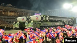 Balistički projektili prikazani tokom vojne parade u čast 75. godišnjice osnivanja Severnokorejske vojske, na trgu Kim Il Sung u Pjongjangu, Severna Koreja. 8. februar 2023. (Foto: Reuters KCNA)