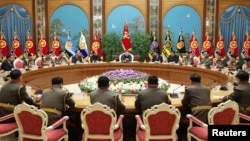 김정은(가운데) 북한 국무위원장이 노동당 중앙군사위원회 확대회의를 진행하고 있다. (자료사진)