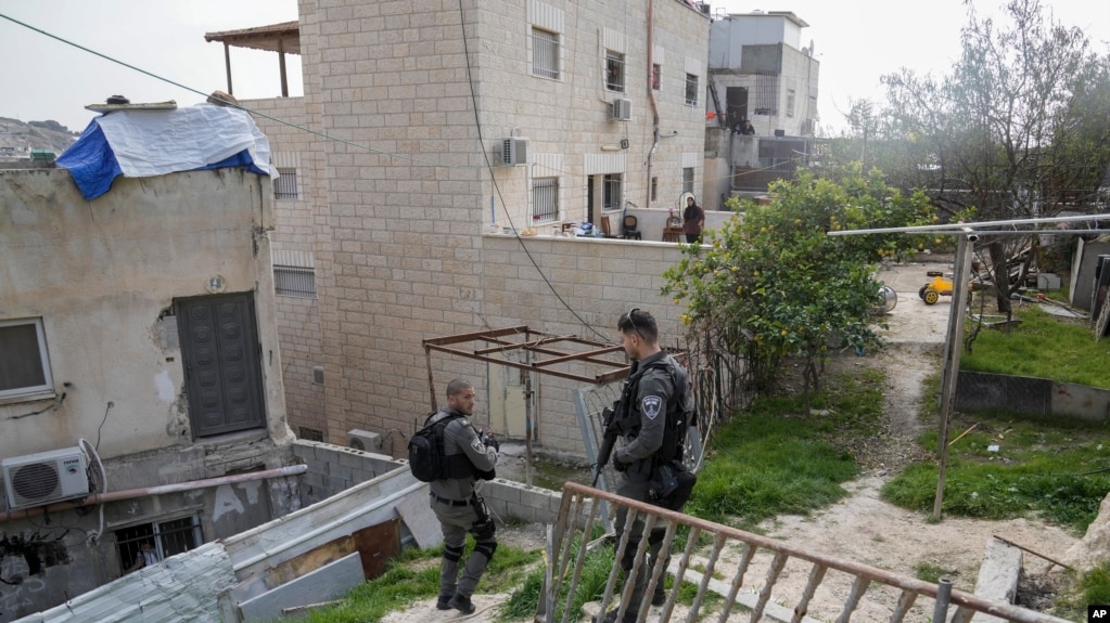 2023 年 1 月 29 日，以色列准军事边防警察站在一名巴勒斯坦枪手的家旁边，这名枪手周五在东耶路撒冷一座犹太教堂外的袭击中杀死了几人。(photo:VOA)