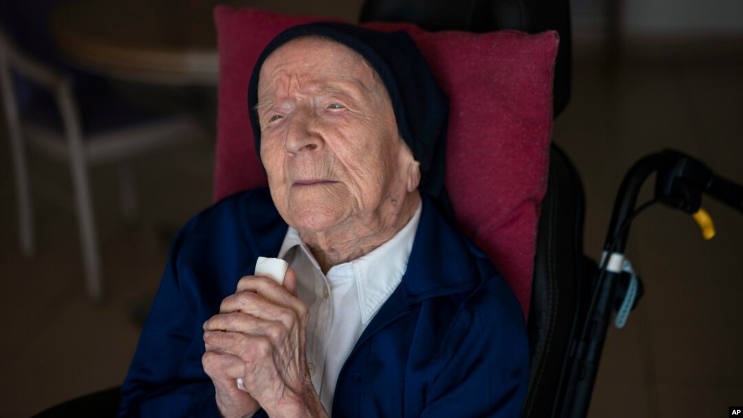 ARCHIVO - La hermana Andre posa para un retrato en el hogar de ancianos Sainte Catherine Laboure en Toulon, en el sur de Francia, el miércoles 27 de abril de 2022.