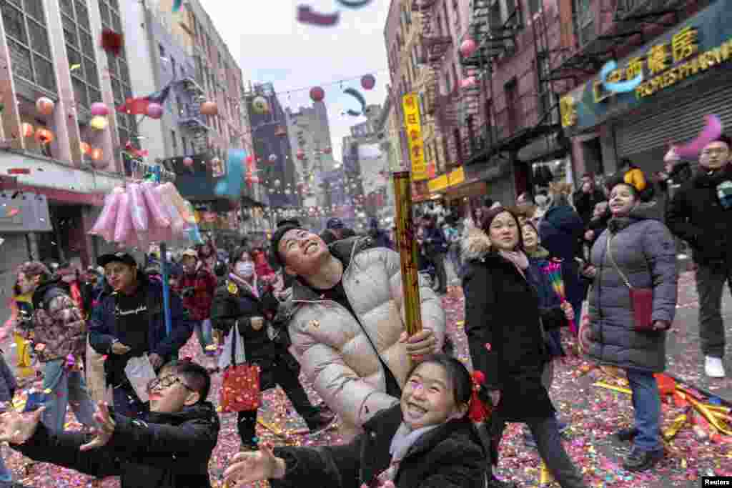 Orang-orang merayakan tahun Kelinci selama Parade Tahun Baru Imlek di kawasan Chinatown di New York City. (Reuters)&nbsp;