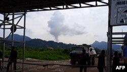 Polisi melakukan penjagaan setelah dua pekerja, termasuk seorang warga negara China, tewas di sebuah pabrik peleburan nikel di Morowali Utara. (Foto: AFP)