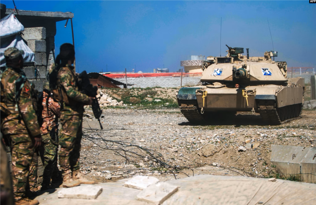 Un tanque M1 Abrams de las fuerzas iraquíes avanza hacia Mosul, Irak, durante una ofensiva para recuperar el área de manos de los militantes del Estado Islámico (EI) el 25 de febrero de 2017.