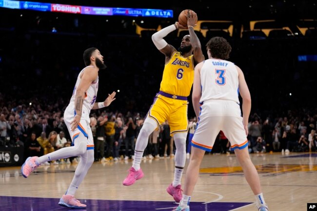 Los Angeles Lakers forward LeBron James, center, scores to pass Kareem Abdul-Jabbar to become the NBA's all-time leading scorer on Feb. 7, 2023, in Los Angeles.(AP Photo/Ashley Landis)