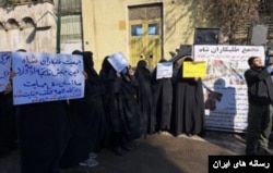 تجمع « طلبکاران شاه» مقابل سفارت سوئیس در تهران