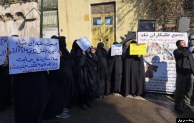 تجمع « طلبکاران شاه» مقابل سفارت سوئیس در تهران