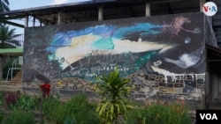 Mural que evoca la época de explotación del caucho que dependía de la mano de obra indígena, en La Chorrera, Amazonas, Colombia, el 26 de enero de 2023.