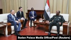 Le général Abdel Fattah al-Burhan, chef d'État du Soudan (à dr.), reçoit le ministre russe des Affaires étrangères, Sergei Lavrov, à Khartoum, au Soudan, le 9 février 2023.