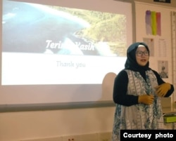 Lia Jauharotul Afifah memberikan presentasi tentang Indonesia (foto: courtesy)