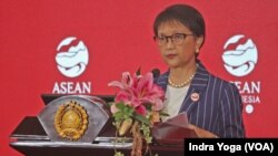 Menteri Luar Negeri RI, Retno Marsudi, membacakan hasil pertemuan 32nd ASEAN Coordinating Council Meeting kepada wartawan di Jakarta pada 3 Februari 2023. (VOA/Indra Yoga)