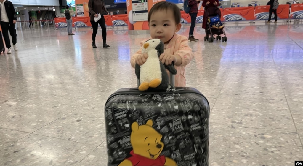 年約3歲的巫小妹妹見證香港、中國大陸及英國三地的疫情變化 (美國之音/湯惠芸)(photo:VOA)