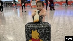 年約3歲的巫小妹妹見證香港、中國大陸及英國三地的疫情變化。(美國之音湯惠芸)