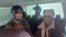 Lapolis Italyen ak Mafyoso Matteo Messina Denaro (a dwat) nan yon machin lapolis yon ti tan apre arestasyon nan vil Palermo, zile Sisil.