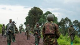 Para anggota kelompok pemberontak M23 menarik diri dari area di Kibumba, di dekat Kota Goma, provinsi Kivu Utara, Kongo, pada 23 Desember 2022. (Foto: Reuters/Arlette Bashizi)