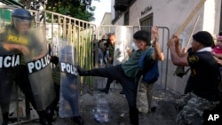 Manifestantes de oposición al gobierno se enfrentan a la policía en Lima, el 24 de enero de 2023. 