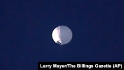 Balon yang dicurigai merupakan balon pengintai milik China terbang di atas wilayah Billings, Montana, pada 1 Februari 2023. (Foto: The Billings Gazette via AP/Larry Mayer)