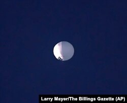 Sebuah balon udara terbang di atas Billings, Montana, AS, Rabu, 1 Februari 2023. (Foto: via AP)