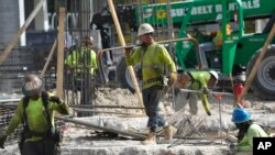 La gente trabaja en un sitio de construcción, el martes 24 de enero de 2023, en Miami, Florida, EEUU. (Foto AP/Lynne Sladky)