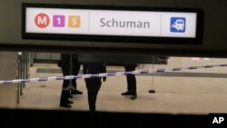 Polisi berdiri di lobi stasiun metro dekat markas Uni Eropa di Brussel, Senin, 30 Januari 2023. Seorang pria dilaporkan terluka akibat serangan pria bersenjatakan pisau di sekitar markas Uni Eropa di Brussel ini. (Foto AP/Sylvain Plazy)