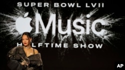Rihanna akan mengisi acara hiburan utama acara paruh waktu Super Bowl ke-57 Minggu sore (12/2) di Glendale, Arizona. 