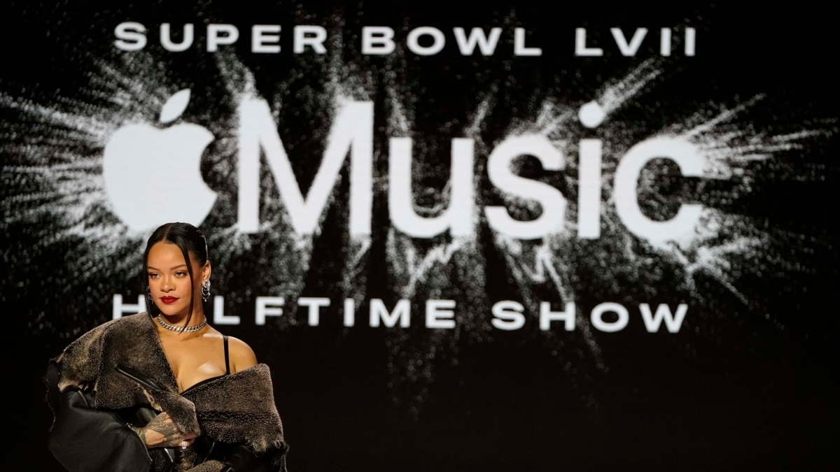 Rihanna, Trio Of Anthems Highlight Super Bowl's Star Power