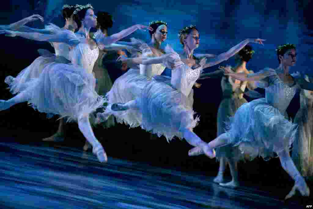 Penampil dengan tarian Balet Ukraina Bersatu selama penampilan pembukaan mereka di Kennedy Center di Washington, D.C.