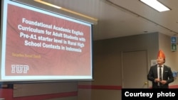 Swarles Yusuf Tandi memberikan presentasi tentang kurikulum pengajaran bahasa Inggris di IUP (foto: courtesy)