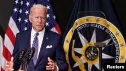 El presidente de Estados Unidos, Joe Biden, pronuncia un discurso durante su visita a la Oficina del Director de Inteligencia Nacional en McLean, Virginia, EEUU, el 27 de julio de 2021.