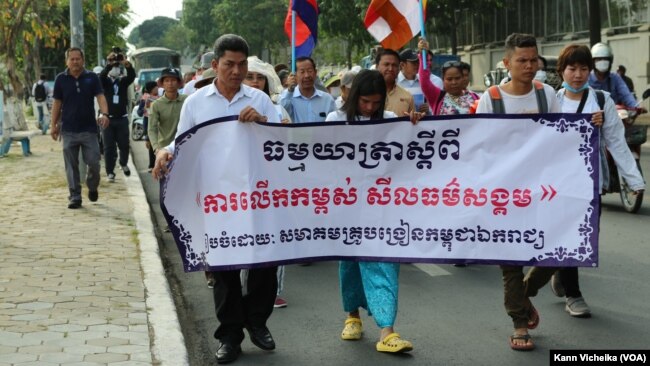 កម្រងរូបភាព VOA៖ សមាគម​គ្រូបង្រៀន​កម្ពុជា​ឯករាជ្យ ចាប់ផ្តើម​ធម្មយាត្រា​ដើម្បី​លើក​កម្ពស់​សីលធម៌​សង្គម