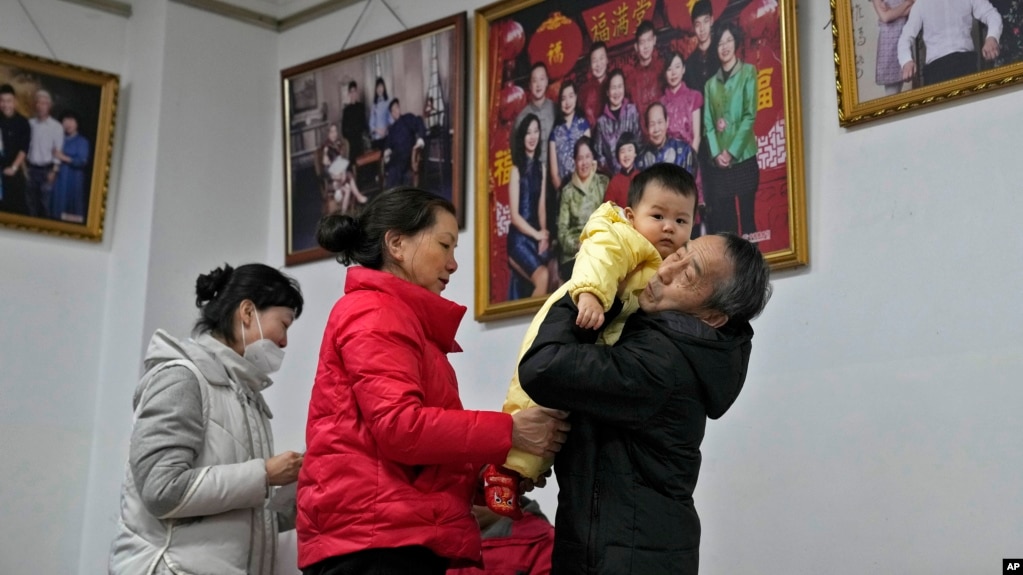 准备离开北京一家照相馆的一家人（2023年1月17日）(photo:VOA)