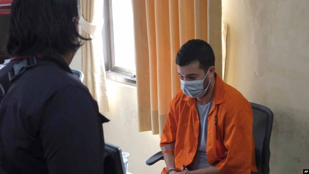 Buronan Australia Antonio Strangio menunggu pemeriksaan di Mapolres Denpasar, Bali, Rabu, 8 Februari 2023. Polisi di pulau resor Bali telah menahan Strangio yang dicari oleh Italia sejak 2016 atas tuduhan perdagangan narkoba. (Foto AP)