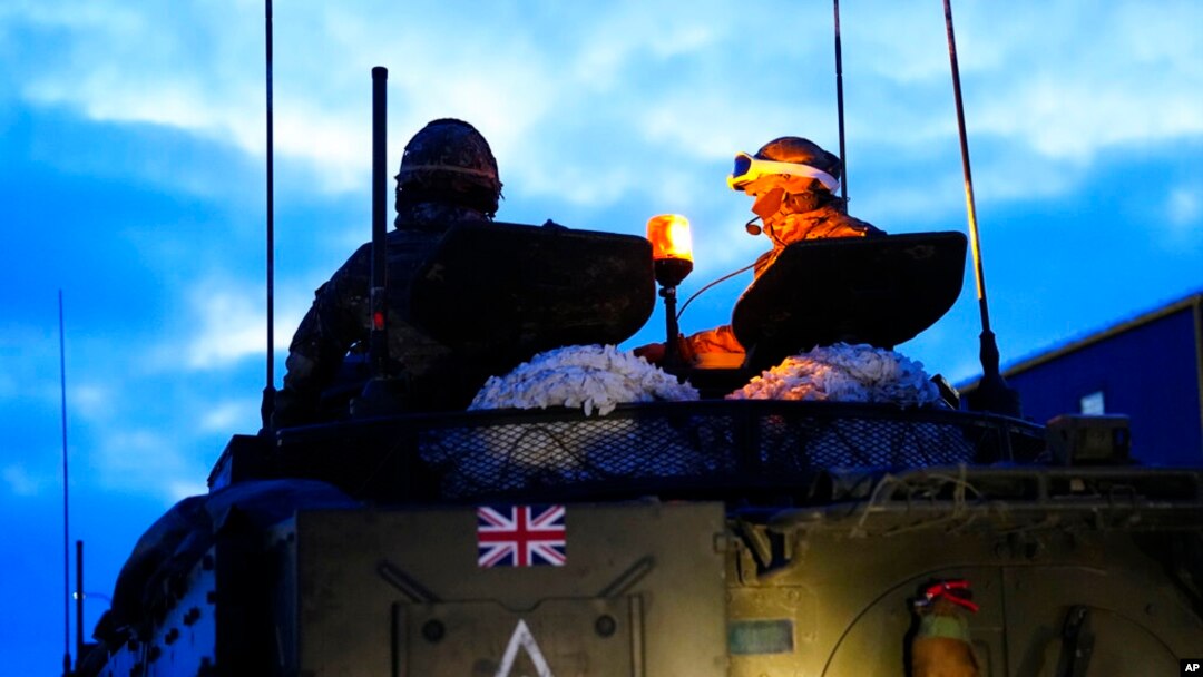 Arhiva - Britanski oficir sedi na olopnom vozilu u vojnom kampu Tapa, u Estoniji, 19. januara 2023.