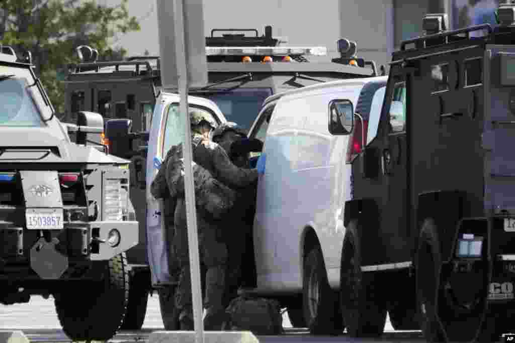 Членови на тимот SWAT влегуваат во комбе во Торенс, Калифорнија, 22 јануари 2023 година. Потрагата по вооружен маж кој уби 10 луѓе во Лос Анџелес.