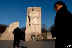 Ameriken vizite moniman Martin Luther King Jr. la pou jounen nasyonal nan lone li, Lendi 16 Janvye 2023.
