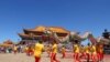 Los bailarines se presentan durante una celebración del comienzo del Año Nuevo Lunar, conocido como Año del Conejo, en el templo budista más grande de África, el Templo Nan Hua, en Bronkhorstspruit, Sudáfrica.