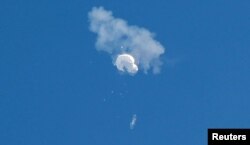 Balon mata-mata China setelah ditembak jatuh di lepas pantai di Pantai Surfside, Carolina Selatan, AS, 4 Februari 2023. (Foto: REUTERS/Randall Hill)