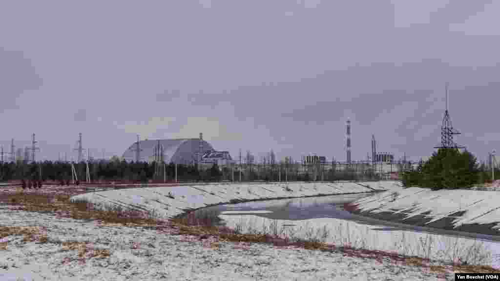 Реакторот број 4 во електраната во Чернобил експлодира на 26 април 1986 година и сега е заштитен со бетонски саркофаг и метална покривка. (VOANEWS/Yan Boechat)