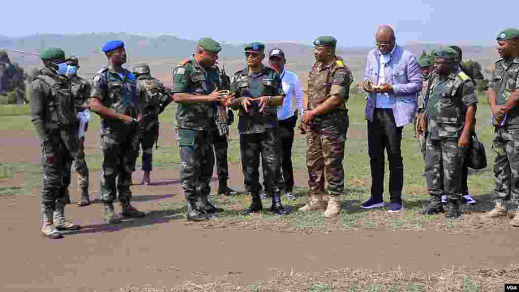 Maafisa wa Jeshi la DRC wakiwa katika eneo la tukio la shambulizi.