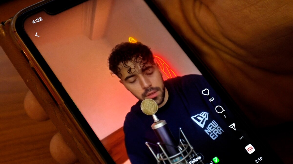 Penyanyi Iran yang Hadapi Ancaman Penjara Raih Grammy