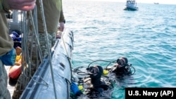 美國海軍提供的照片顯示美軍潛水員在南卡羅萊納州海岸外打撈被擊落的中國間諜氣球碎片。（2023年2月7日）