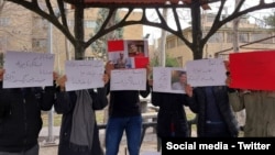 تجمع اعتراضی جمعی از دانشجویان دانشگاه تربیت مدرس تهران در حمایت از فرهاد میثمی. یکشنبه ۱۴ بهمن ۱۴۰۱